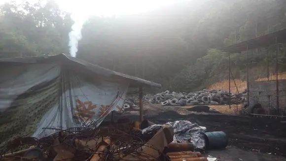 廢舊輪胎煉油廢氣污染，車間惡臭問題可利用潔匠凈化除臭劑解決.jpg